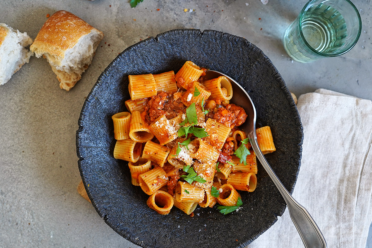 One-Pot Pasta mit Kichererbsen & Chorizo | Bake to the roots