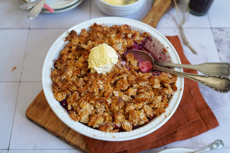 Apfel & Beeren Cornflakes Crumble | Bake to the roots