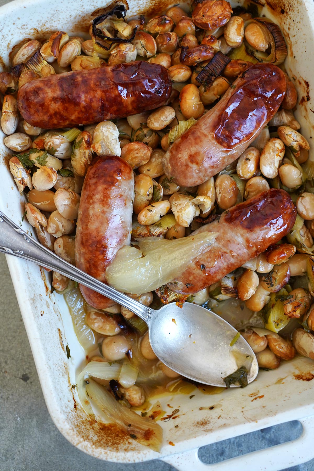 Fenchel, Lauch, Bohnen & Bratwurst aus dem Ofen | Bake to the roots