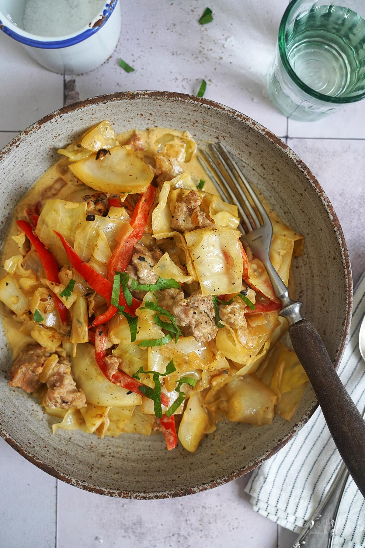 Weißkohl, Paprika & Bratwurst Topf | Bake to the roots