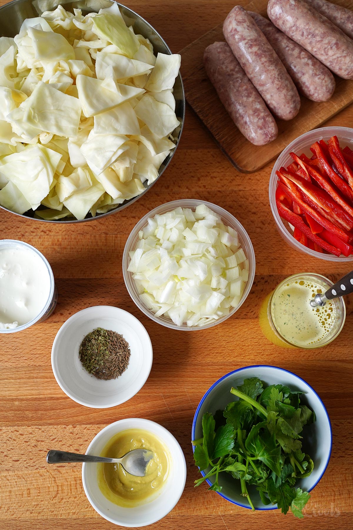 Weißkohl, Paprika & Bratwurst Topf | Bake to the roots