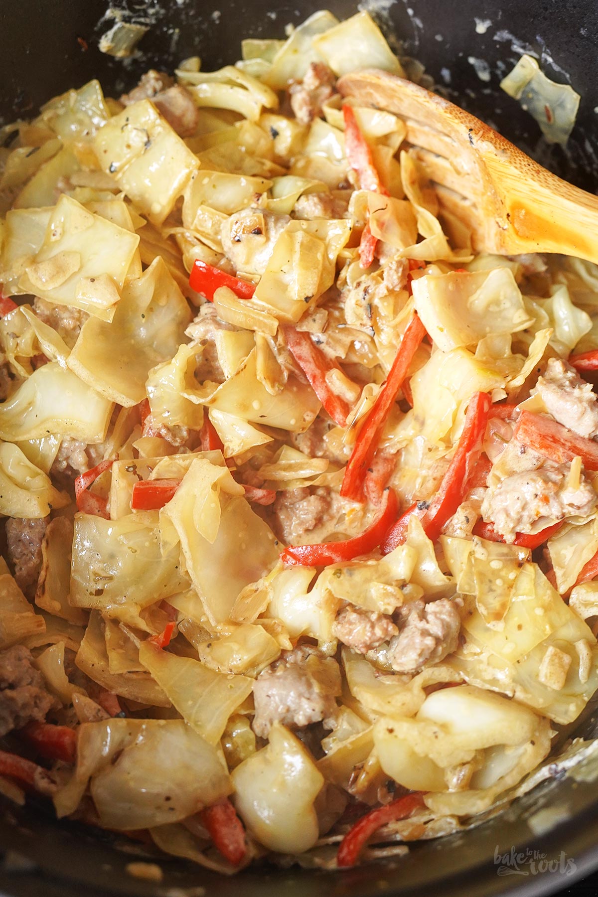 Weißkohl, Paprika & Bratwurst Topf | Bake to the roots