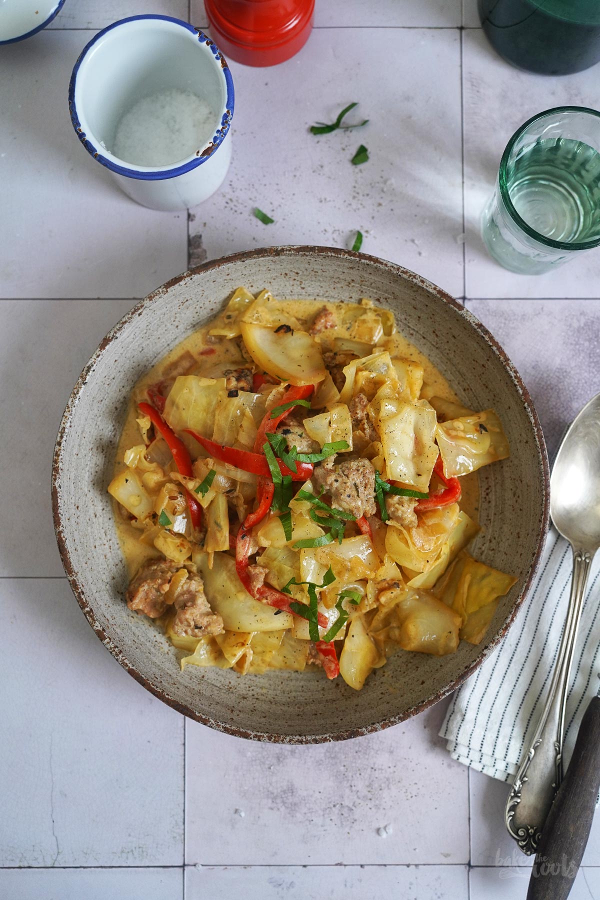 Weißkohl, Paprika & Bratwurst Topf | Bake to the roots