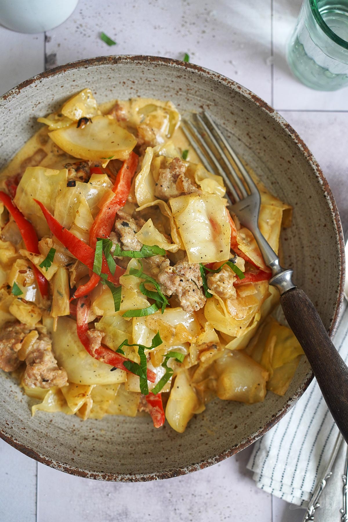 Weißkohl, Paprika & Bratwurst Topf | Bake to the roots