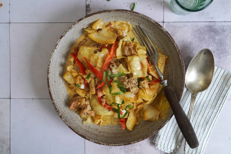 Weißkohl, Paprika & Bratwurst Topf | Bake to the roots