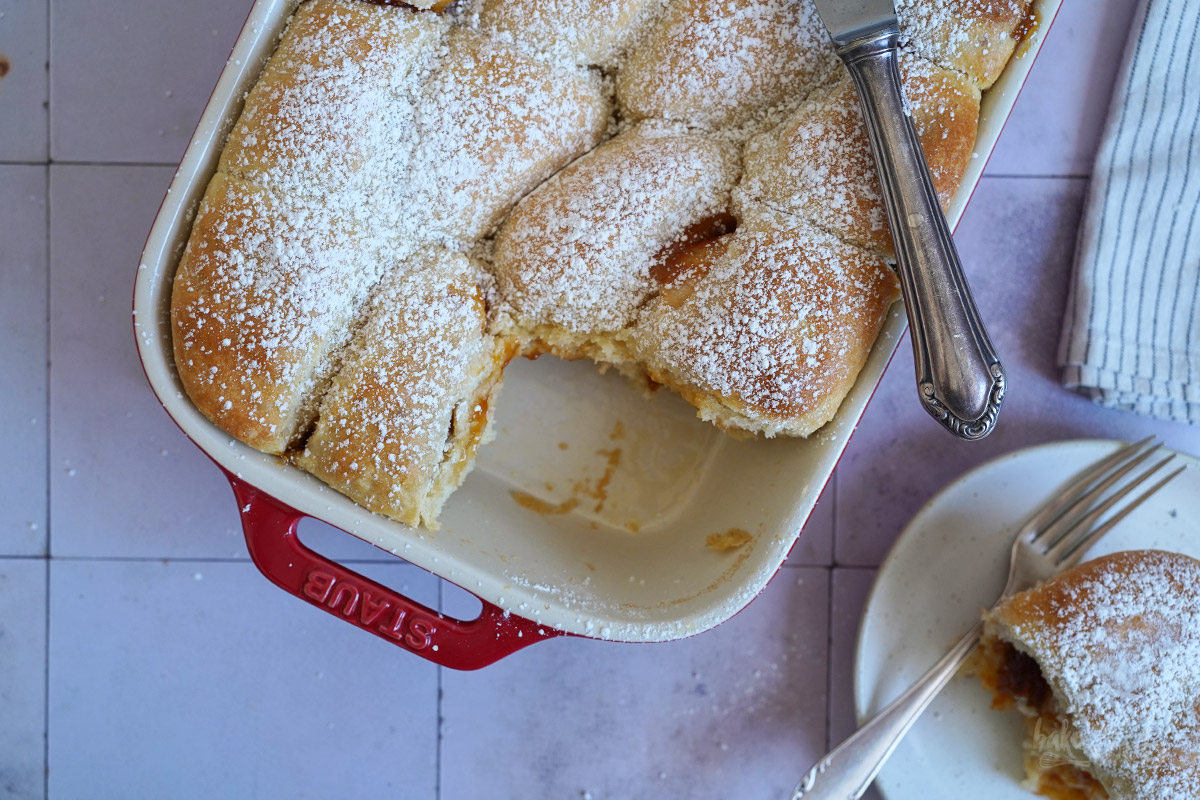 Buchteln mit Aprikosenkonfitüre | Bake to the roots