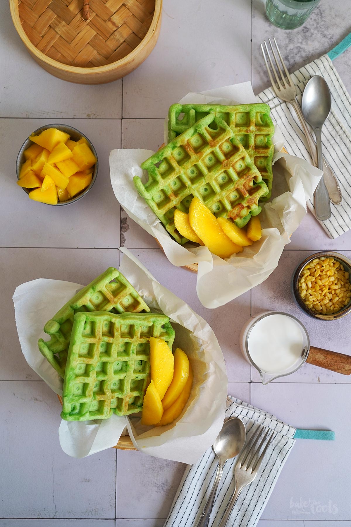 Pandan Waffeln mit Mango & Kokossauce | Bake to the roots