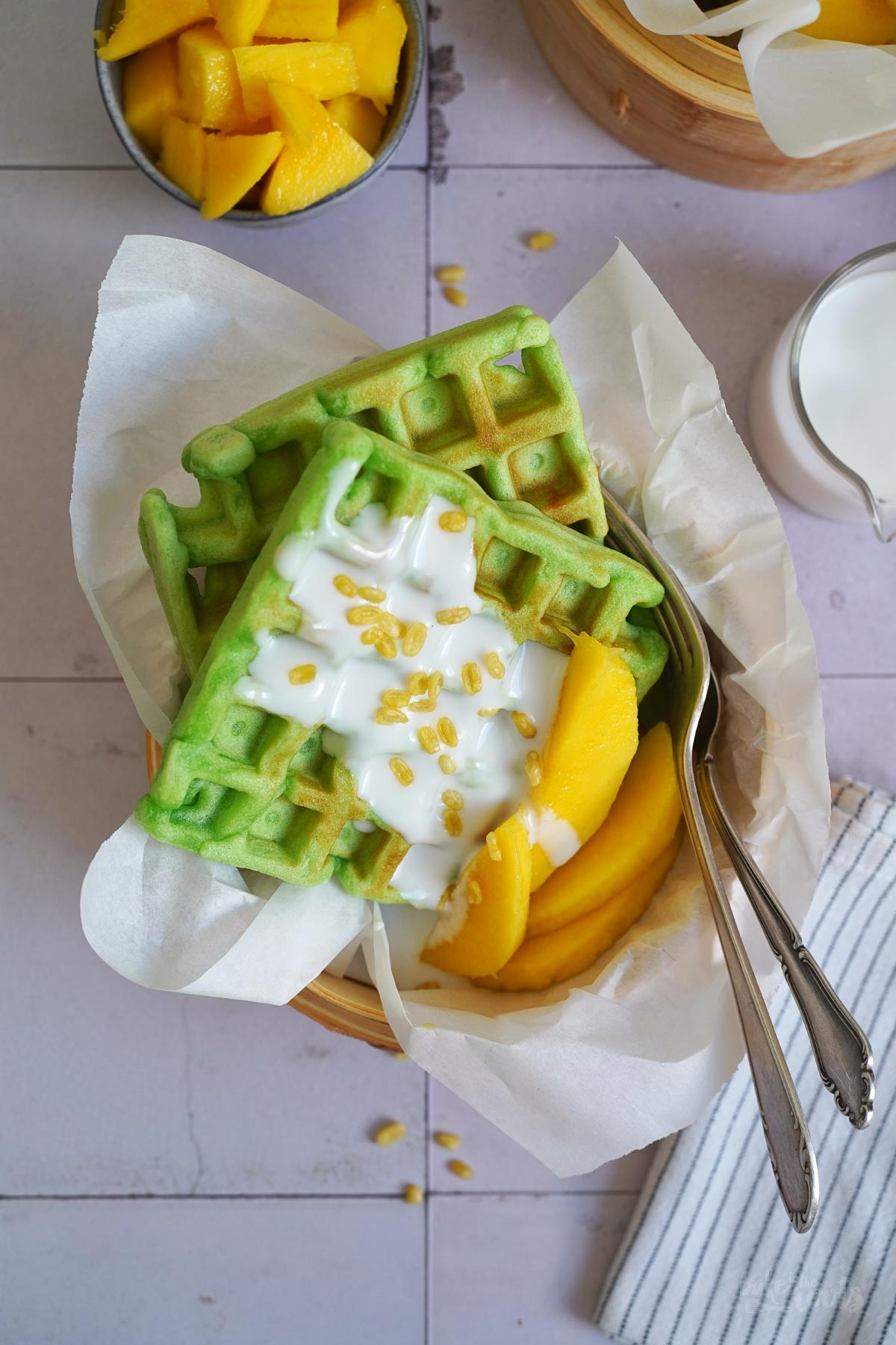 Pandan Waffeln mit Mango & Kokossauce | Bake to the roots