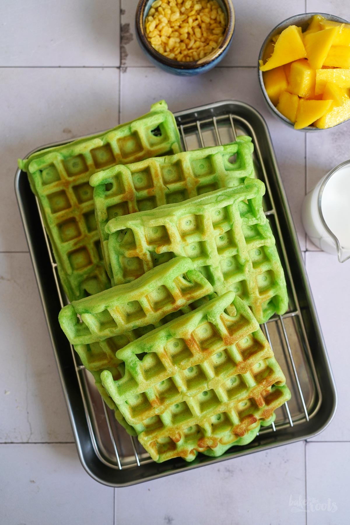Pandan Waffeln mit Mango & Kokossauce | Bake to the roots