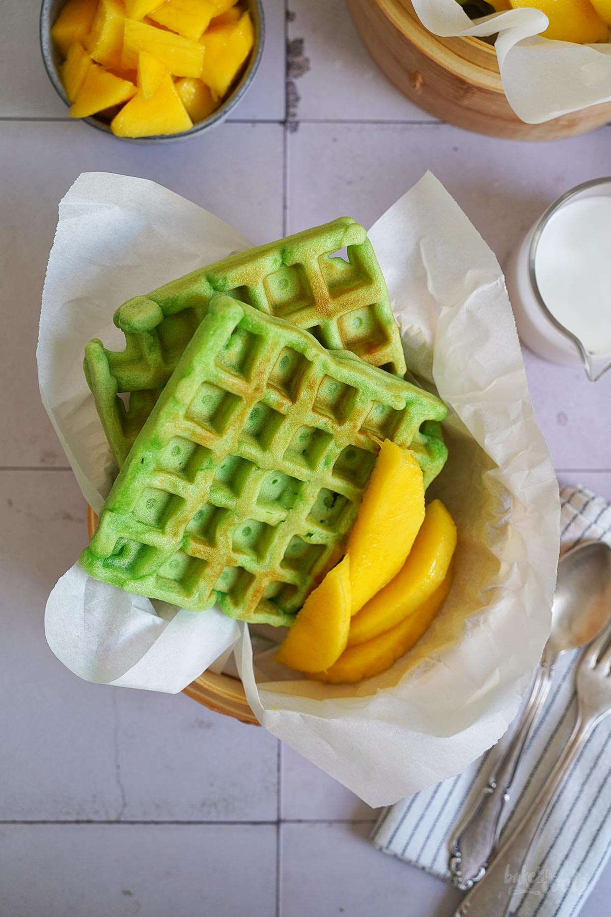 Pandan Waffeln mit Mango & Kokossauce | Bake to the roots