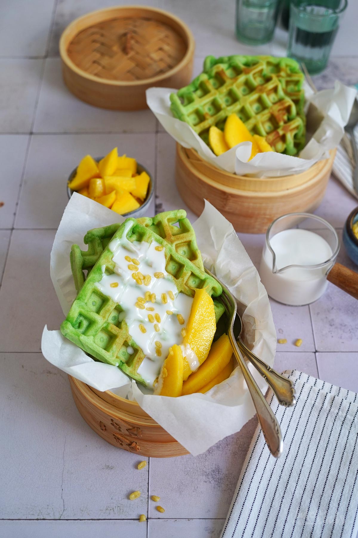 Pandan Waffeln mit Mango & Kokossauce | Bake to the roots