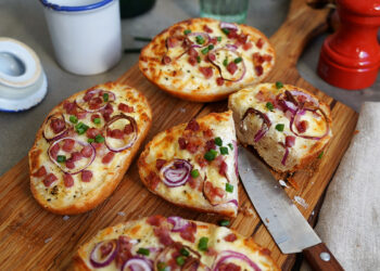 Schnelle Flammkuchen Brötchen aus dem AirFryer | Bake to the roots