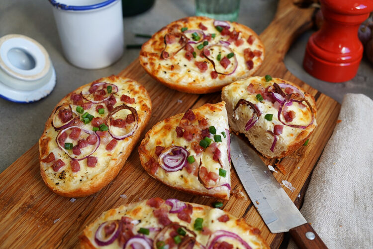 Schnelle Flammkuchen Brötchen aus dem AirFryer | Bake to the roots