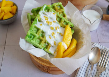 Pandan Waffeln mit Mango & Kokossauce | Bake to the roots
