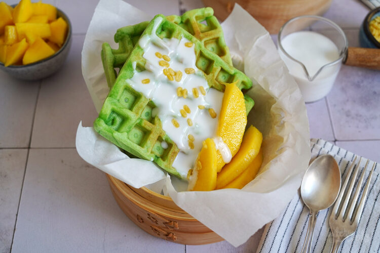 Pandan Waffeln mit Mango & Kokossauce | Bake to the roots
