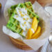 Pandan Waffeln mit Mango & Kokossauce | Bake to the roots