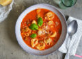 Schnelle Tomatensuppe mit Tortellini & Paprika | Bake to the roots