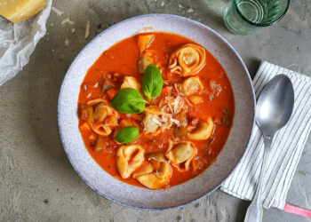 Schnelle Tomatensuppe mit Tortellini & Paprika | Bake to the roots