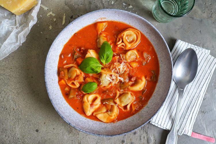 Schnelle Tomatensuppe mit Tortellini & Paprika | Bake to the roots