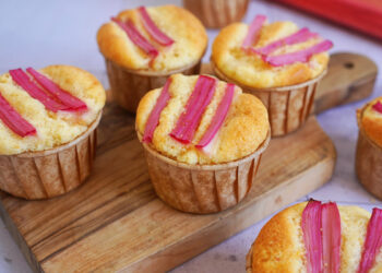 Einfache Rhabarber Mandel Muffins | Bake to the roots