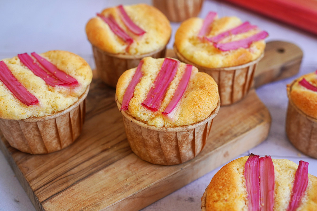 Einfache Rhabarber Mandel Muffins | Bake to the roots