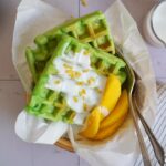 Pandan Waffeln mit Mango & Kokossauce | Bake to the roots