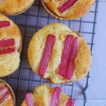 Einfache Rhabarber Mandel Muffins | Bake to the roots