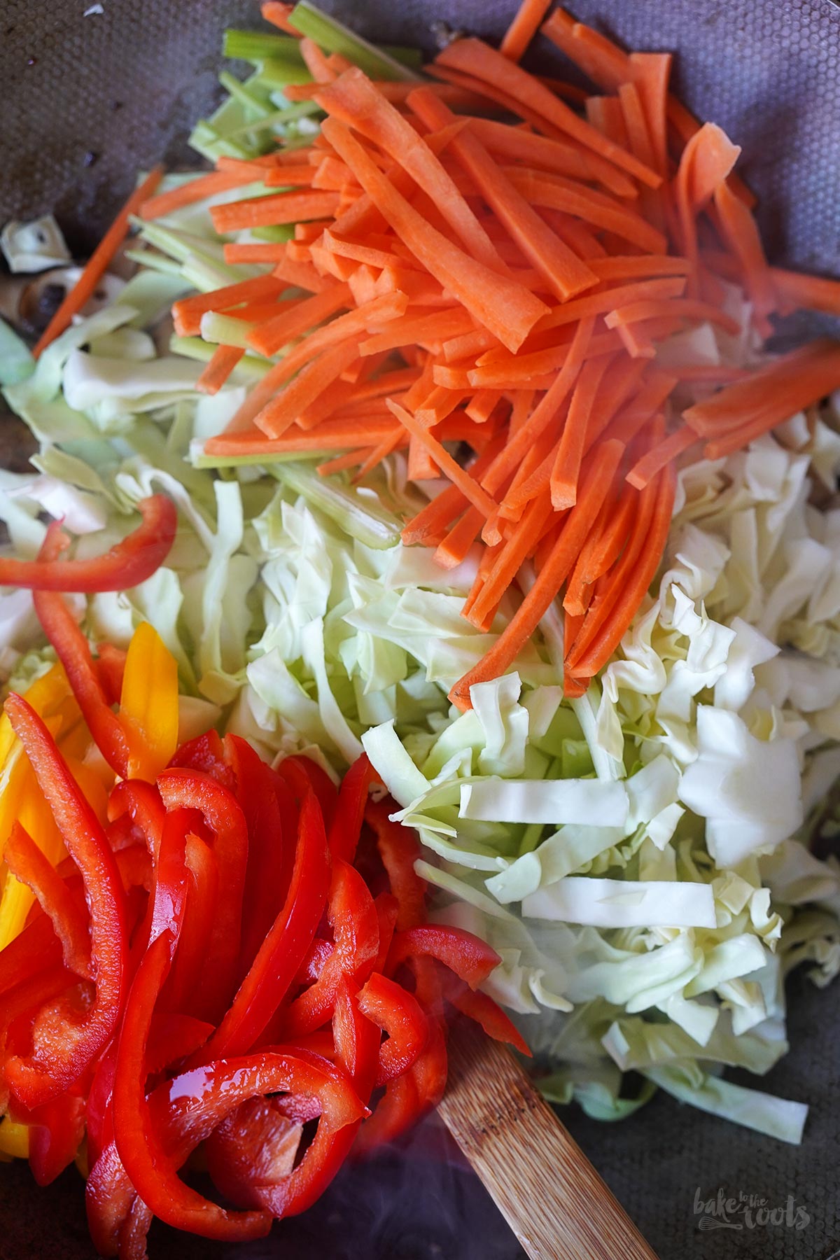 Schnelle Quick & Easy Wok Noodle Stir-Fry with Bratwurst | Bake to the roots