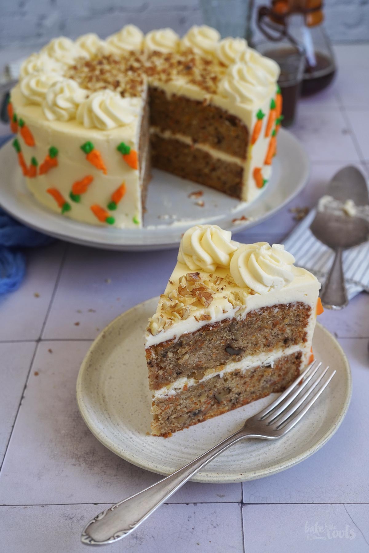 Klassischer Carrot Cake mit Frischkäse Frosting | Bake to the roots