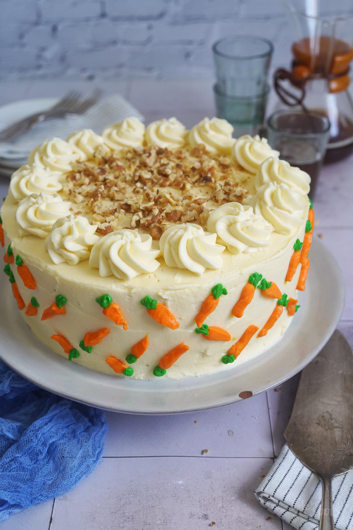 Klassischer Carrot Cake mit Frischkäse Frosting | Bake to the roots