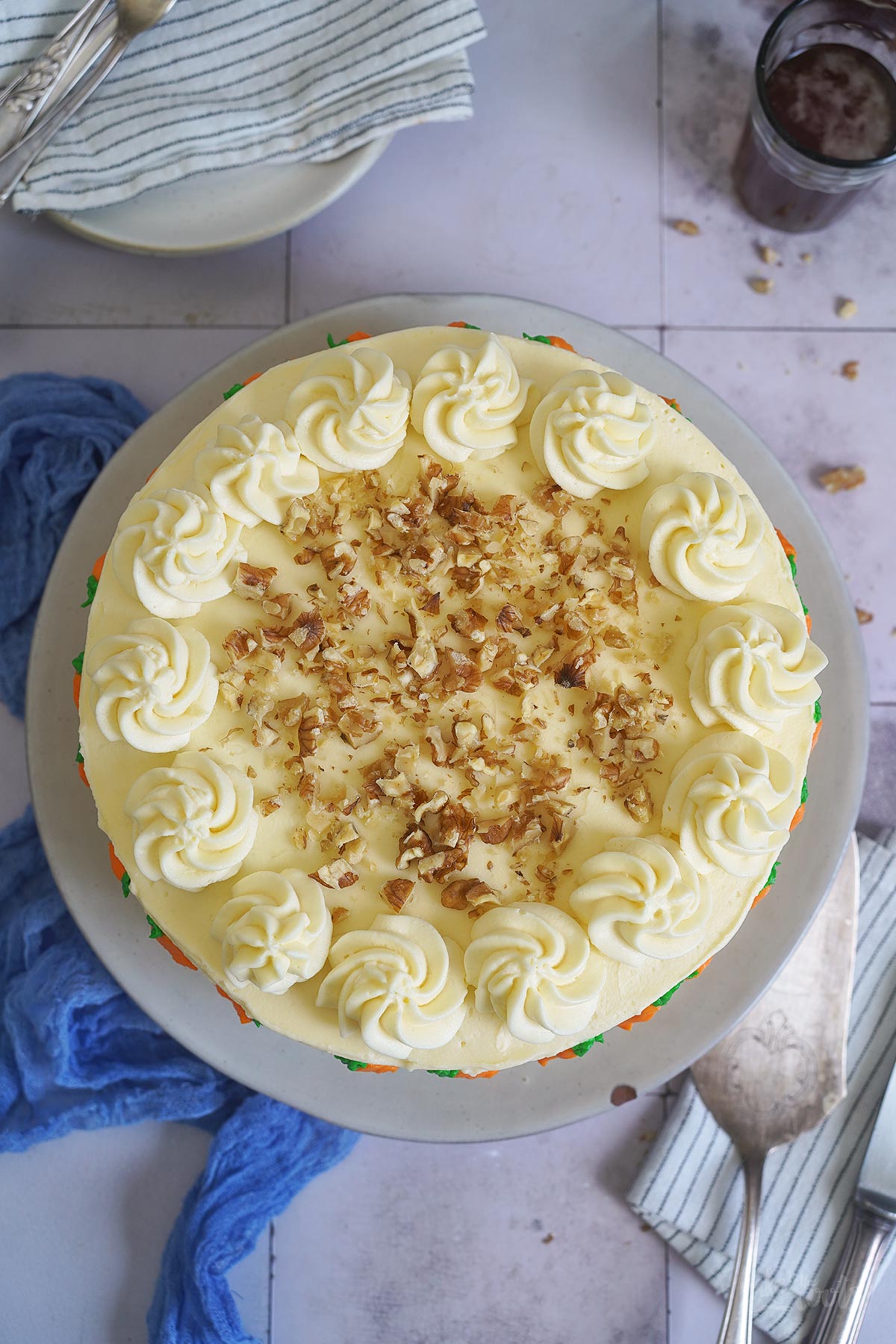 Klassischer Carrot Cake mit Frischkäse Frosting | Bake to the roots