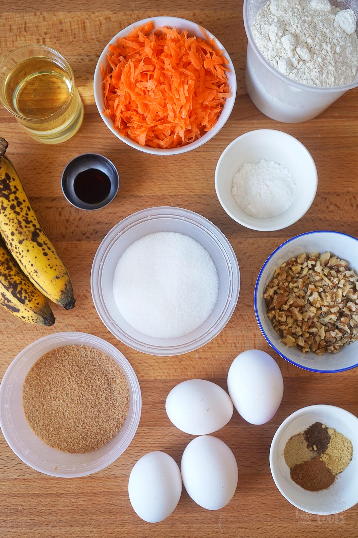 Klassischer Carrot Cake mit Frischkäse Frosting | Bake to the roots