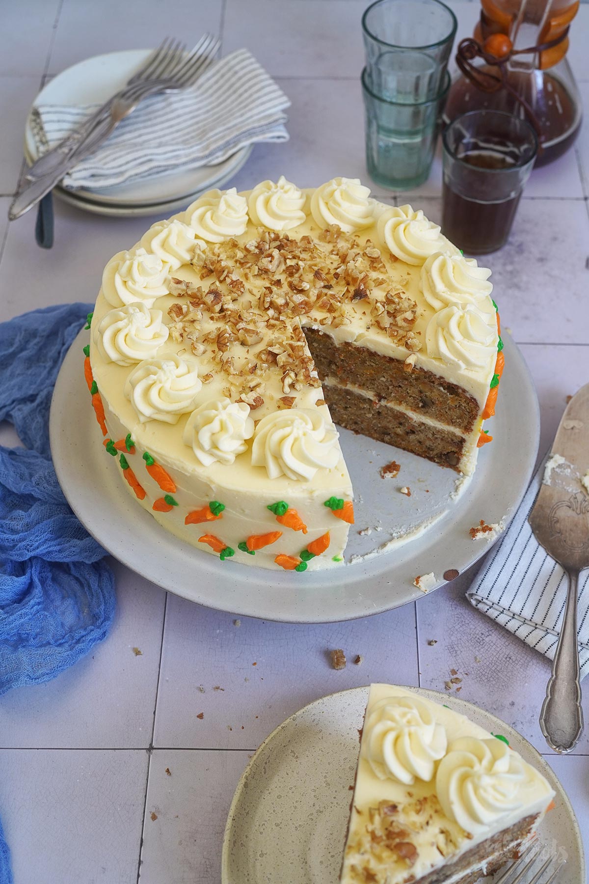 Klassischer Carrot Cake mit Frischkäse Frosting | Bake to the roots