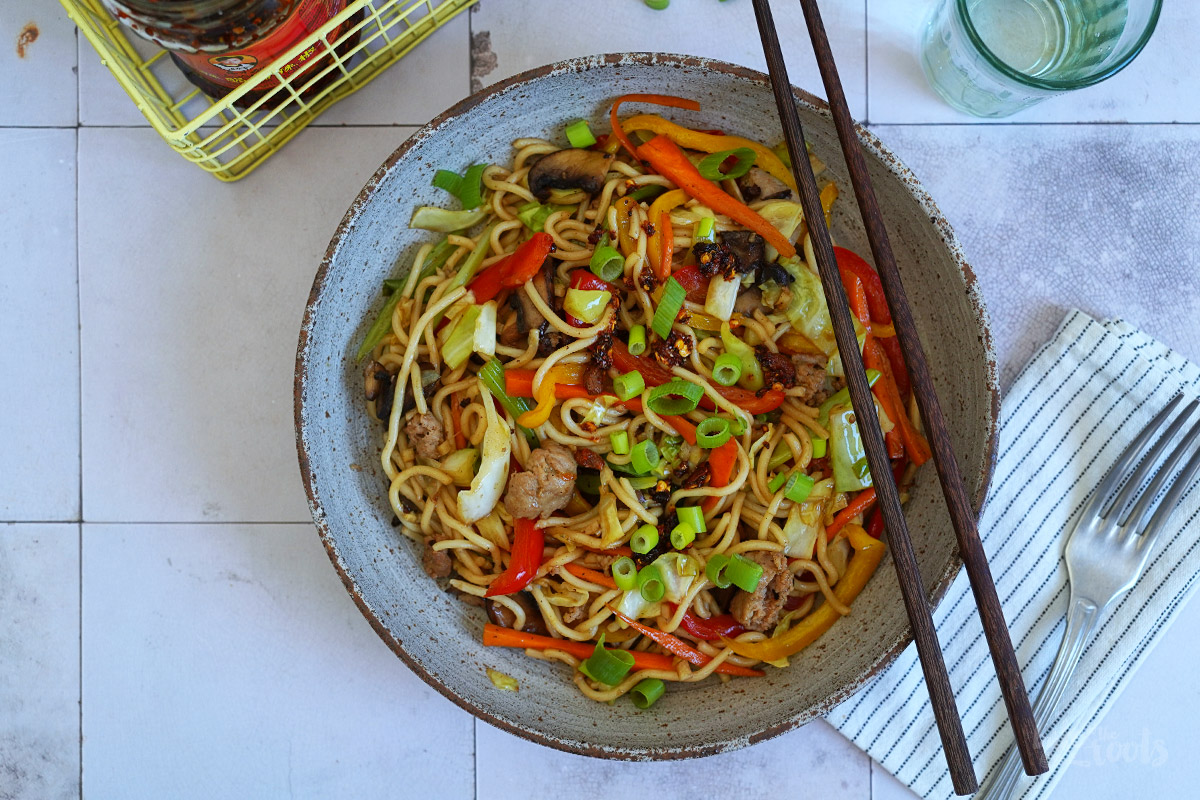 Schnelle Wok Nudeln mit Gemüse & Bratwurst | Bake to the roots