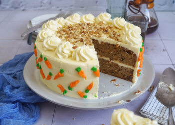 Klassischer Carrot Cake mit Frischkäse Frosting | Bake to the roots
