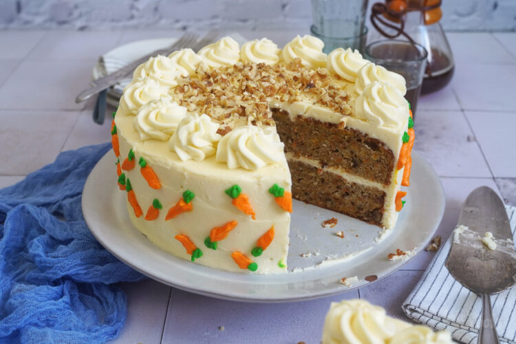 Klassischer Carrot Cake mit Frischkäse Frosting | Bake to the roots