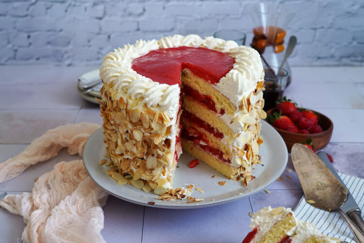 Erdbeeren & Himbeeren Torte | Bake to the roots