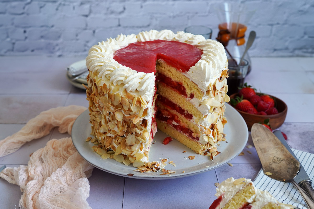 Erdbeeren & Himbeeren Torte | Bake to the roots