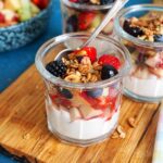 Obstsalat Töpfchen mit Skyr | Bake to the roots