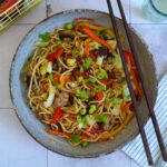 Schnelle Wok Nudeln mit Gemüse & Bratwurst | Bake to the roots