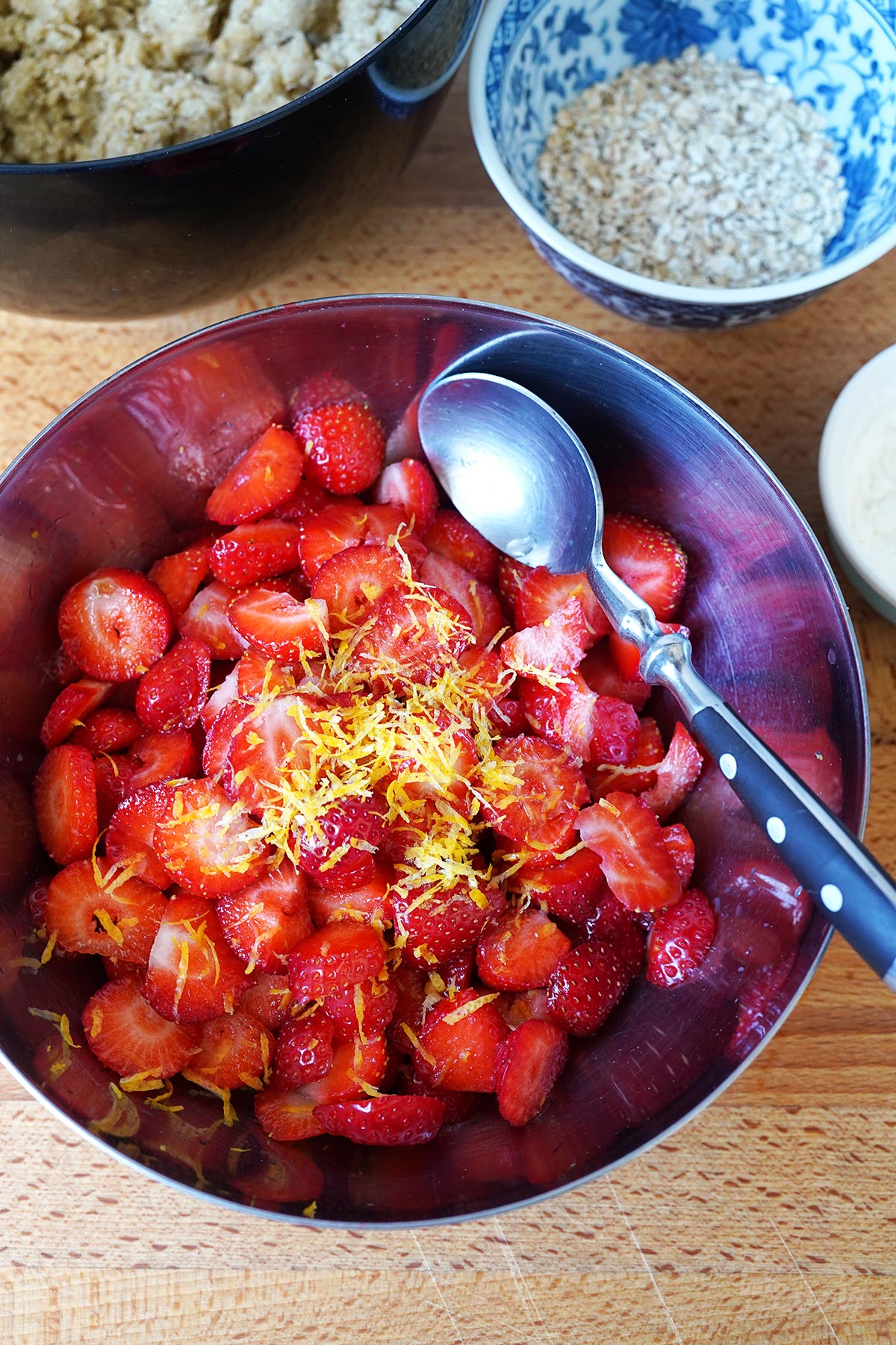 Erdbeeren Haferflocken Crumble Bars | Bake to the roots