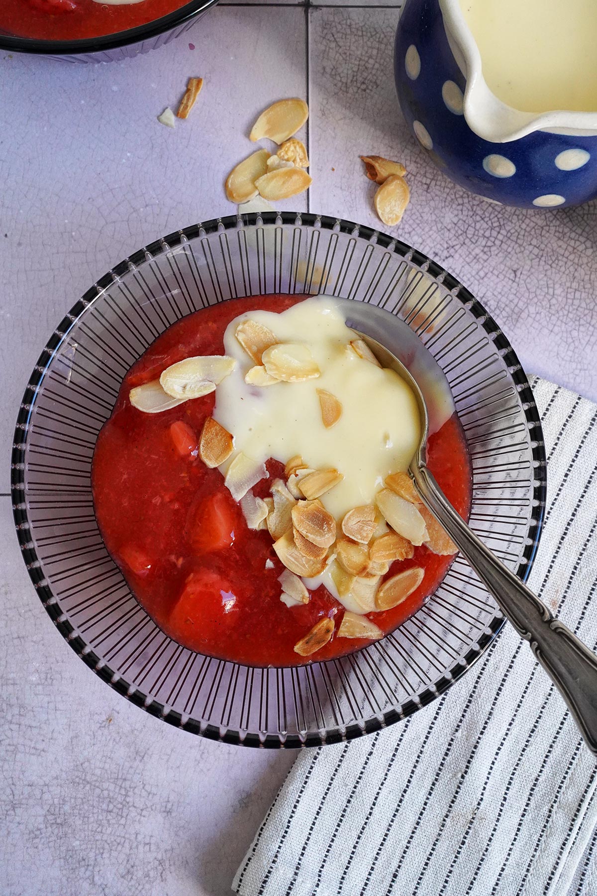 Einfache Erdbeergrütze mit Vanillesoße | Bake to the roots