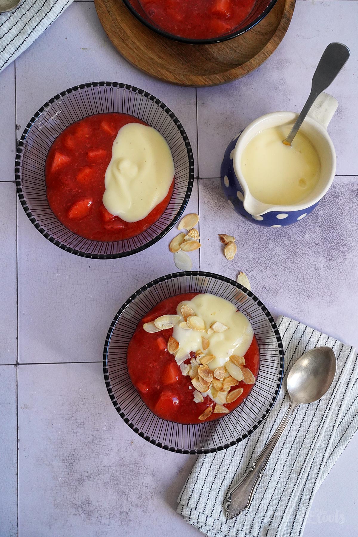 Einfache Erdbeergrütze mit Vanillesoße | Bake to the roots