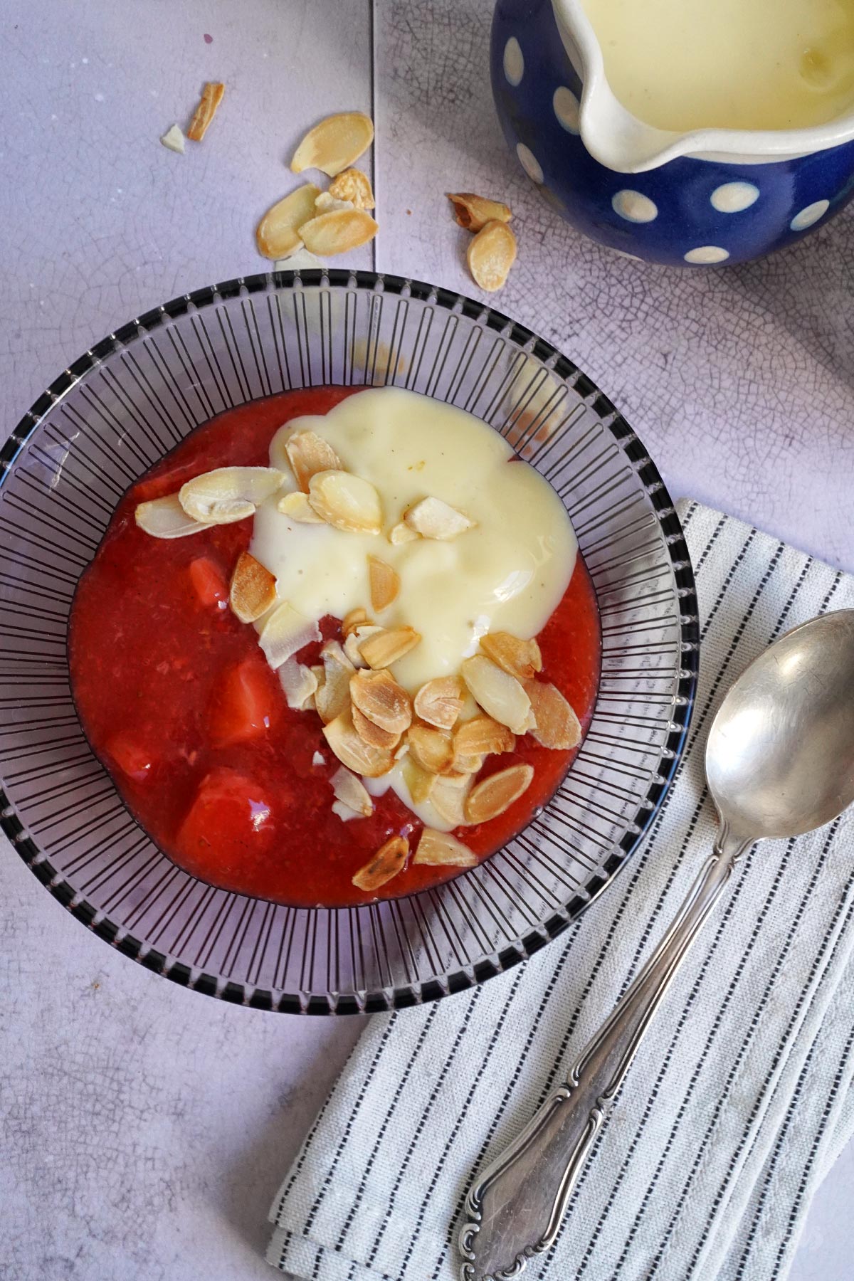 Einfache Erdbeergrütze mit Vanillesoße | Bake to the roots