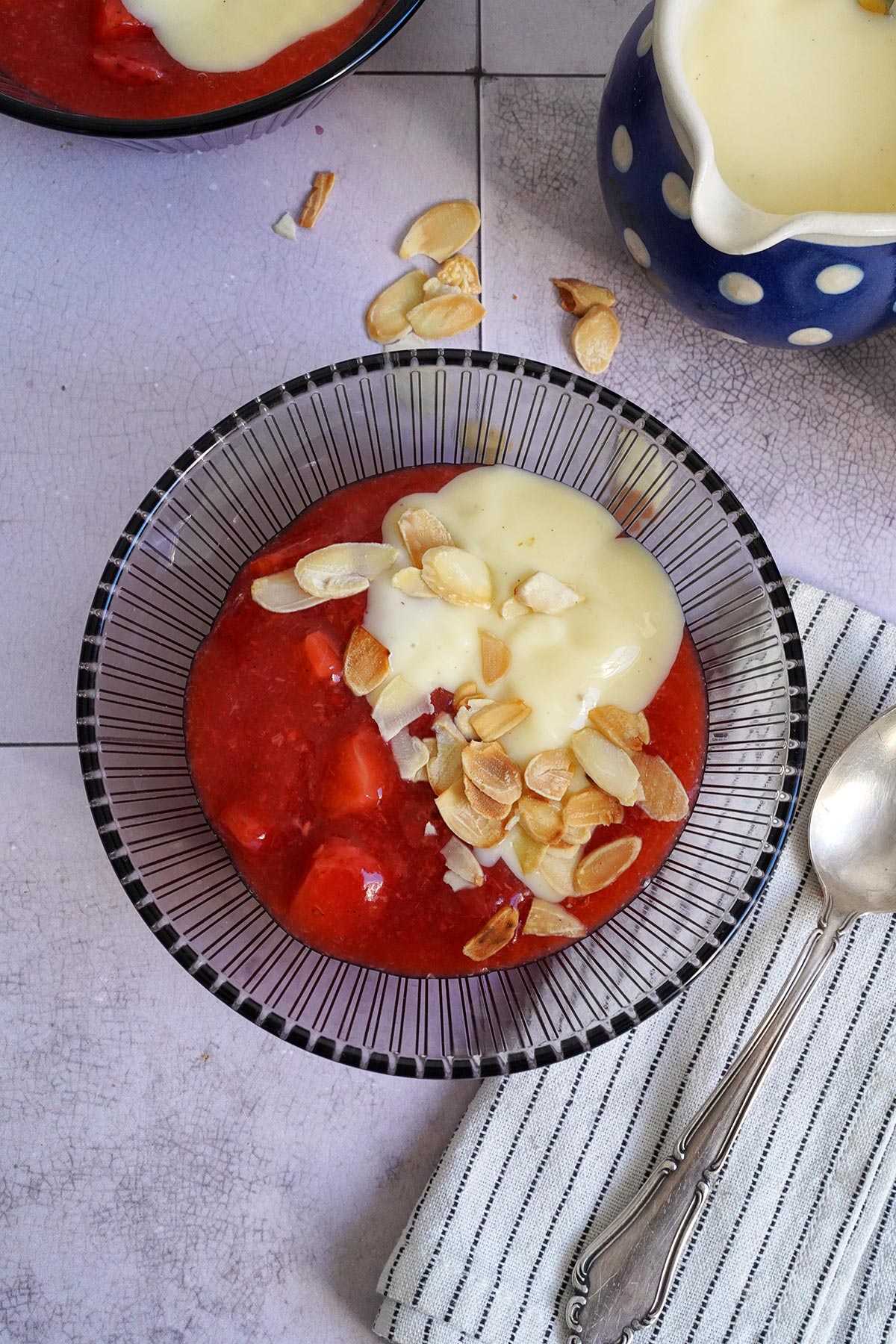 Einfache Erdbeergrütze mit Vanillesoße | Bake to the roots