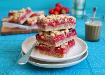 Erdbeeren Haferflocken Crumble Bars | Bake to the roots