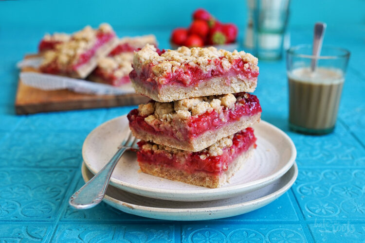 Erdbeeren Haferflocken Crumble Bars | Bake to the roots