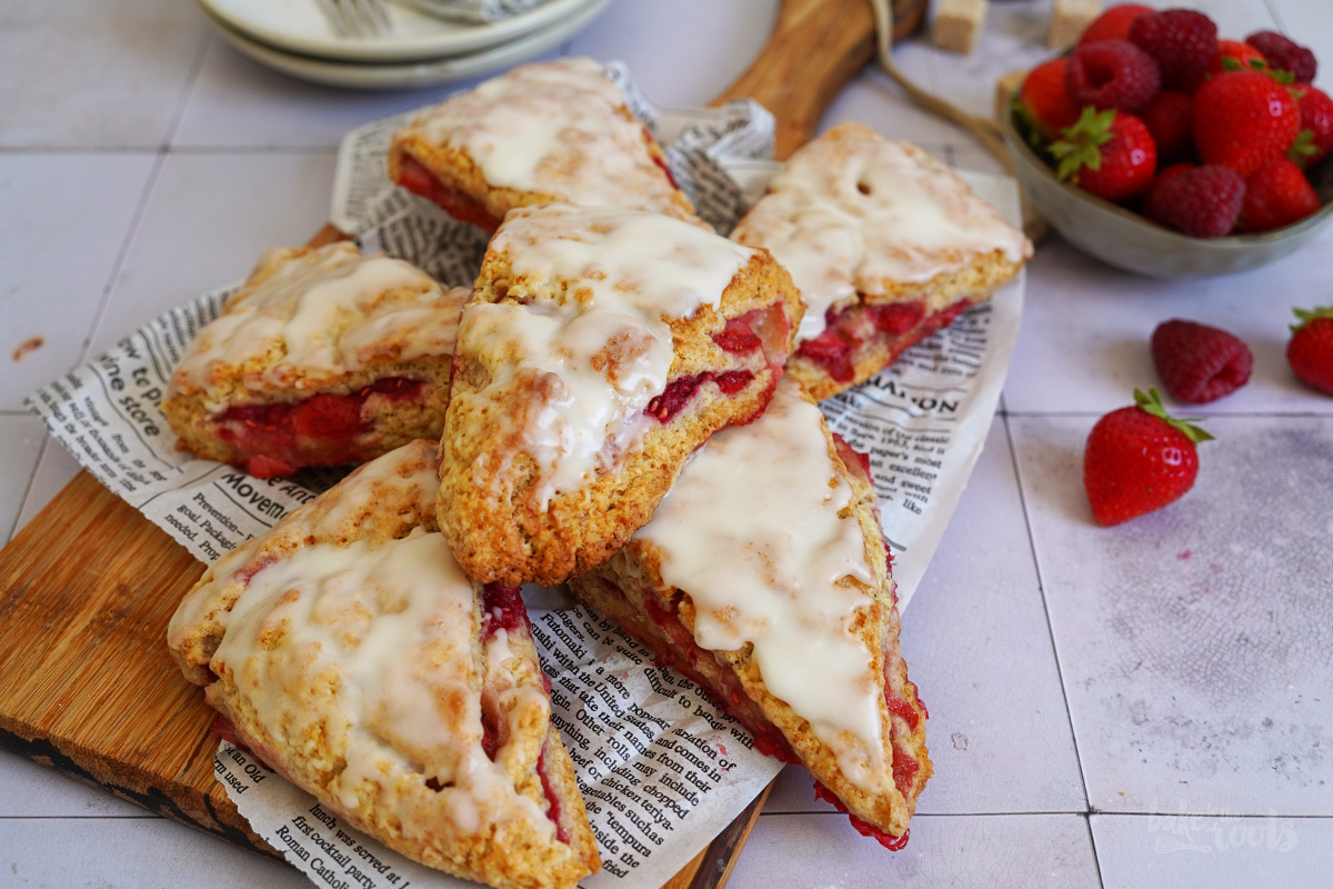 Erdbeeren & Himbeeren Scones | Bake to the roots