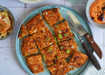 Koreanische Kimchi Pancakes mit Gochujang Dip | Bake to the roots