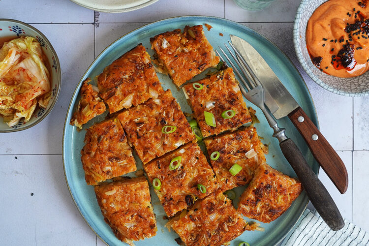 Koreanische Kimchi Pancakes mit Gochujang Dip | Bake to the roots
